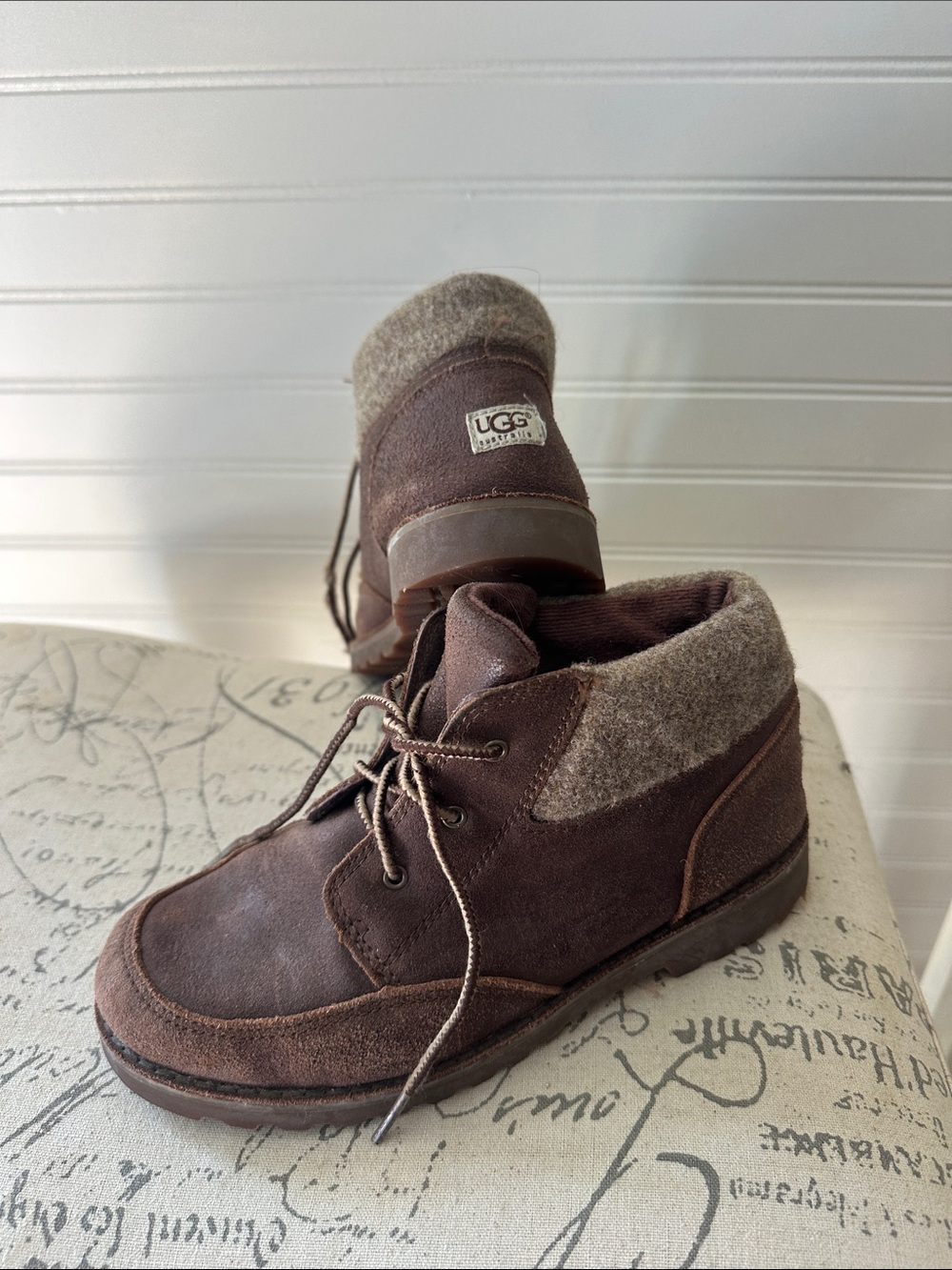 UGG boys kids Dark Brown Suede Chukka Boots with Heathered Collar size 3